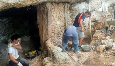Reiniciades les intervencions de millora del columbari romà de ses Cases Noves